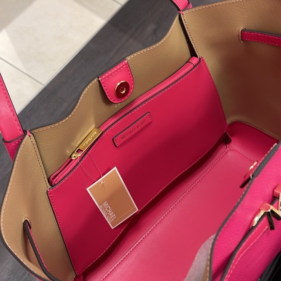 MICHAEL KORS
Reed Large Leather Belted Satchel Shoulder Handbag
Electric Pink - Picture 9 of 16